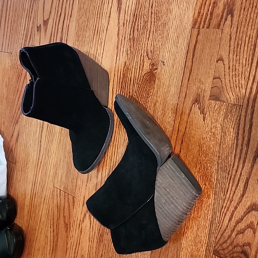 VERY Volatile BLACK Suede booties size 8. Great condition